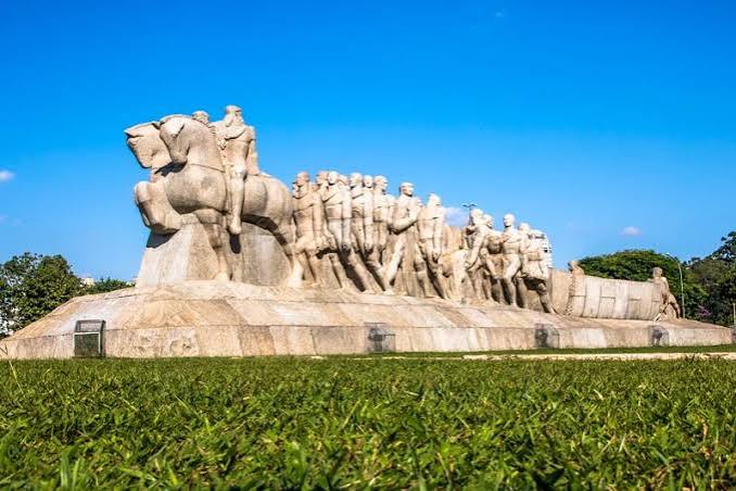 Monumento às Bandeiras