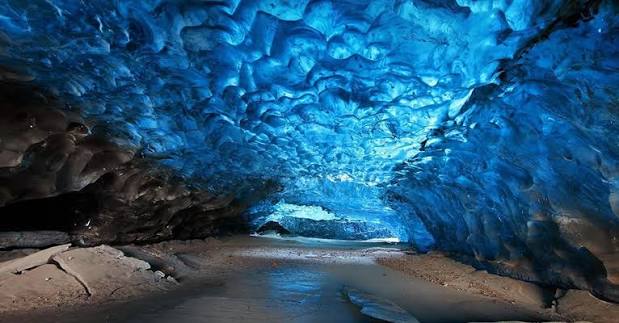 Caverna de gelo Mutnovsky na Rússia